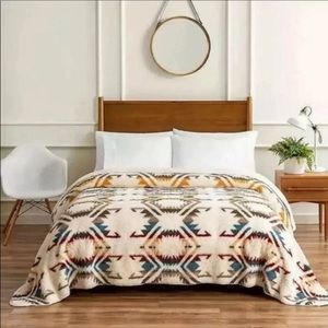 Pendleton Queen Size Aztec Sherpa Blanket